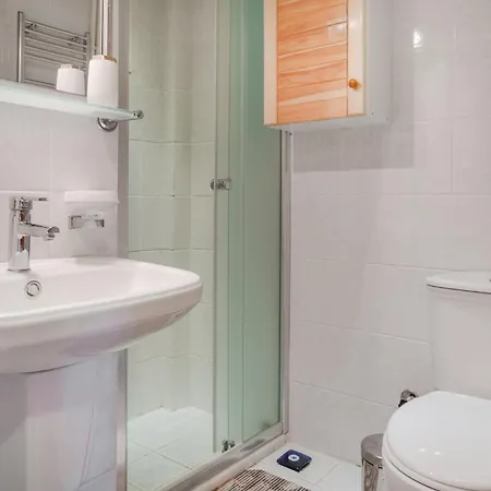 Spacious With Garden 3 Min To